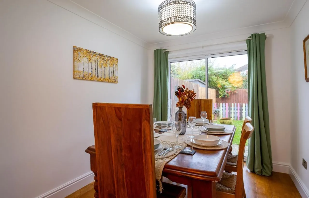 Holiday home Beautiful House In South Cambridge, 14-Min Drive To The City Centre, Free Parking, No Sofabeds, Sleeps 6