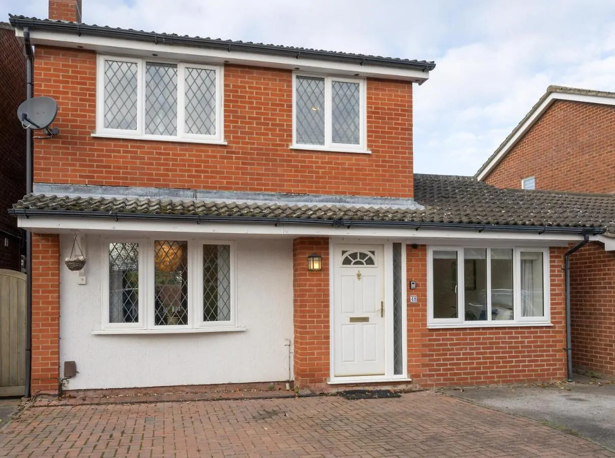 Beautiful House In South Cambridge, 14-Min Drive To The City Centre, Free Parking, No Sofabeds, Sleeps 6