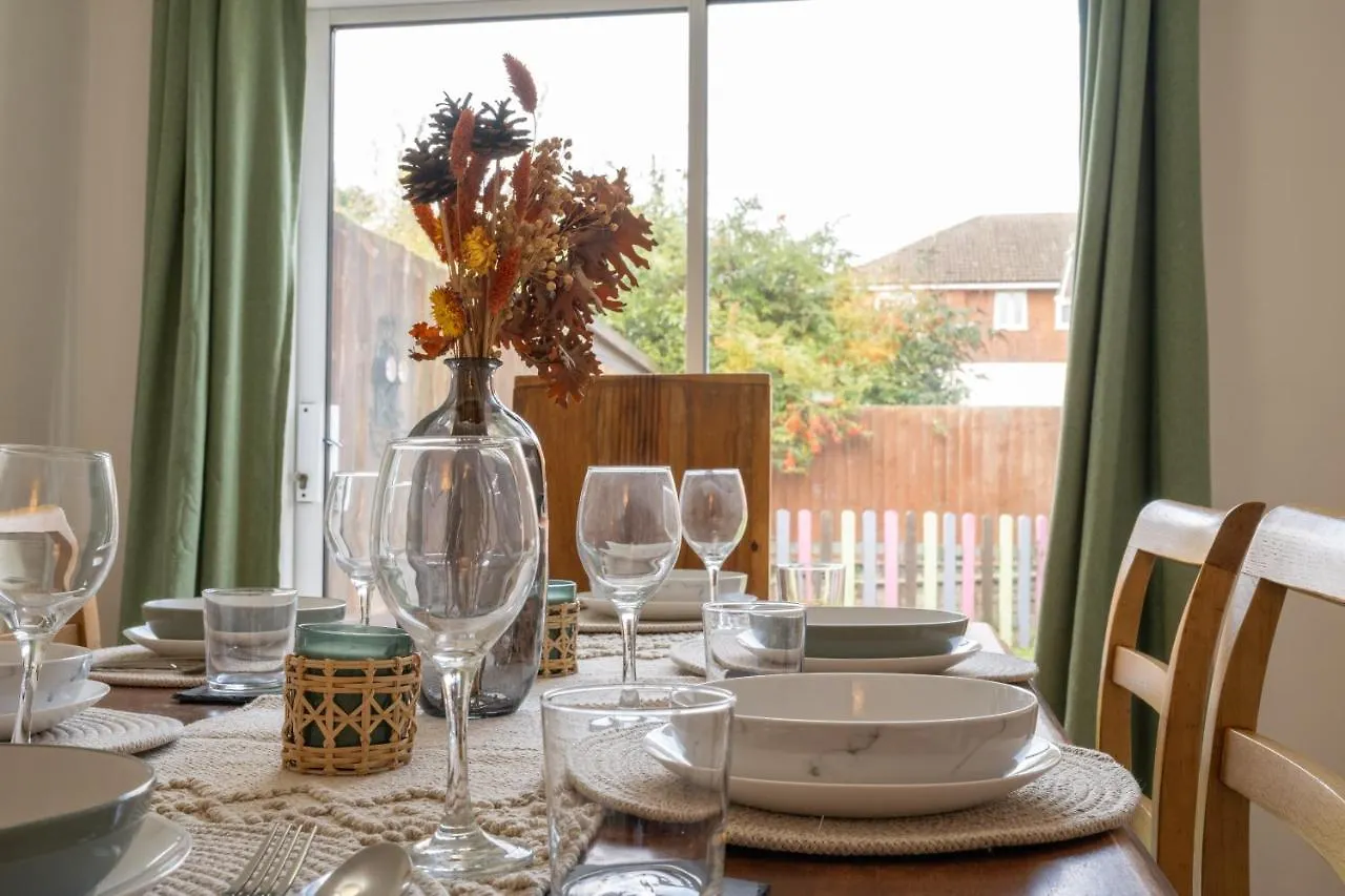 Holiday home Beautiful House In South Cambridge, 14-Min Drive To The City Centre, Free Parking, No Sofabeds, Sleeps 6